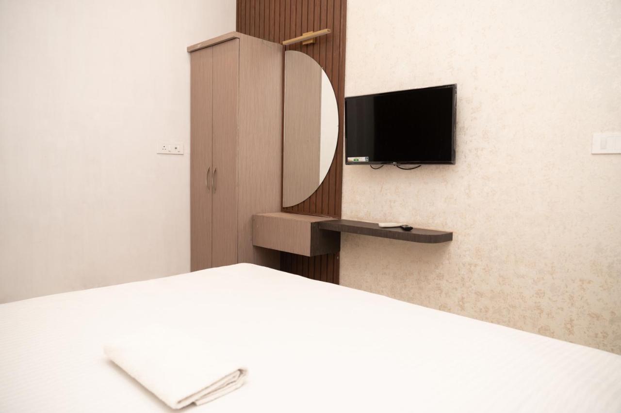 Holy Land Hotel Varanasi Exterior photo