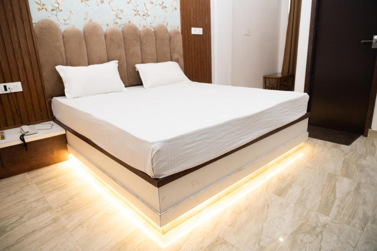 Holy Land Hotel Varanasi Exterior photo